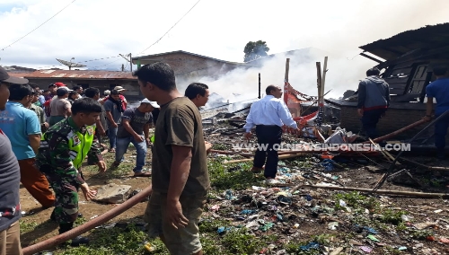 Ket foto  : tampak Kanit Reskrim Polsekta Berastagi bersama personil turut membantu pemadaman Api, Senin (20/05) 2019