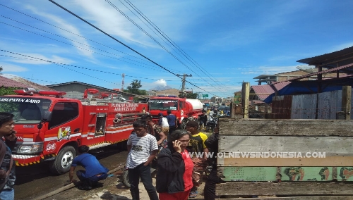 Ket foto : pemadam kebakaran (Damkar) milik Pemkab Karo dalam waktu singkat tiba di lokasi kebakaran