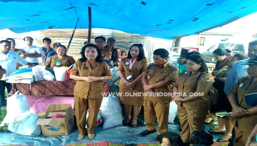 Ket foto : Kadis Kesehatan Kabupaten Karo drg. Irna Safrina Meliala didampingi Kepala Puskesmas Berastagi,dr Rahmenda Sembiring, Camat Berastagi Mirton Ketaren S.Sos saat memberikan semangat kepada keluarga korban bencana kebakaran, Selasa (21/05) 2019