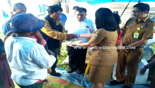 Ket foto : tampak Kepala Puskesmas Berastagi dr Rahmenda Sembiring memberikan santunan kepada Kadus Rawalsem Purba, Selasa (21/05) 2019