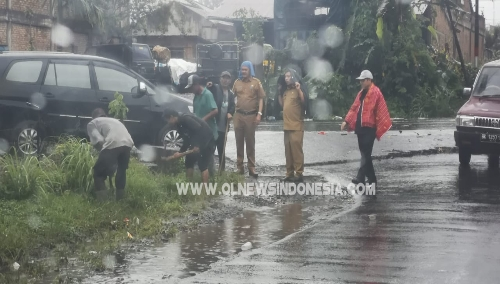 Ket foto : Bupati Karo Terkelin Brahmana SH (pakai uis nipes warna merah) memantau langsung alat berat dan pekerja membenahi parit dan selokan yang tersumbat penyebab banjir di Kabanjahe Selasa, (21/05) 2019