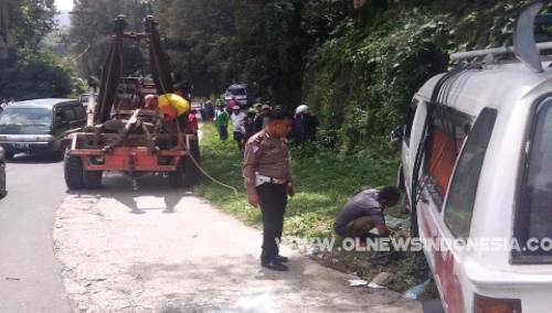 Ket foto : tampak Kapos Lantas Berastagi Ipda Poltak Hutahean saat memantau Dan mengamankan situasi di Jalan Raya Simpang Kampung Teknol Berastagi Selasa (21/05) 2019