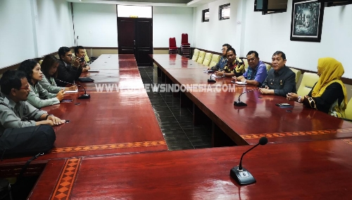 Ket foto : Bupati Karo Gelar Pertemuan di kantor Bupati Karo Bersama rombongan Kementerian kemari, Kementerian Pertanian, Kamis (23/05) 2019