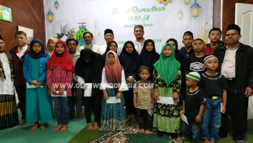 Ket foto : Direktur Operasi PT Pertamina PGE, Staf, Karyawan bersama, tokoh Agama Ustad dan seluruh anak Yatim berfoto bersama di sela sela kegiatan di Aula Kantor Pertamina Desa Semangat Gunung Kecamatan Merdeka Kabupaten Karo