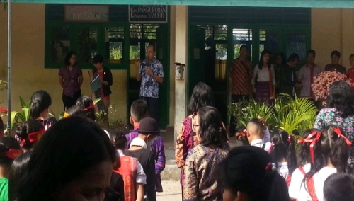 Foto : Kepala Dinas Pendidikan Kabupaten Samosir Sumatera Utara, Rikardo Hutajulu M.Si memberi sambutannya di FLS2N, Kamis (24/5) bertempat di SDN 28 Parlondut kecamatan Pangururan.