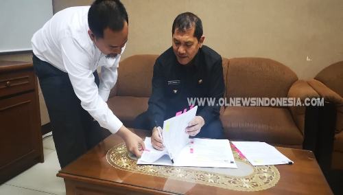 Ket foto  : Bupati Karo Terkelin Brahmana SH saat menandatangani Laporan Keuangan Anggaran tahun  2018 di kantor  BPK Medan, yang didampingi Auditor BPK Senin (27/05) 2019