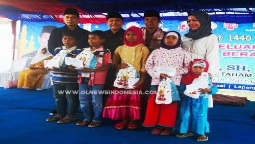 Ket foto  : Bupati Karo Terkelin Brahmana bersama Bupati Simalungun DR JR Saragih SH berfoto bersama di sela sela kegiatan Bukber di RS Efarina Etaham Berastagi, Senin (27/05)  2019