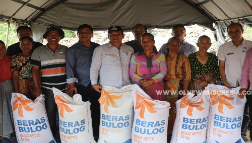 Foto : Bupati dan Wakil Bupati Samosir berikan bantuan sosial kepada korban terdampak bencana alam di Rancang Bosi desa Buntu Mauli kecamatan Sitio Tio, Sabtu (25/5)