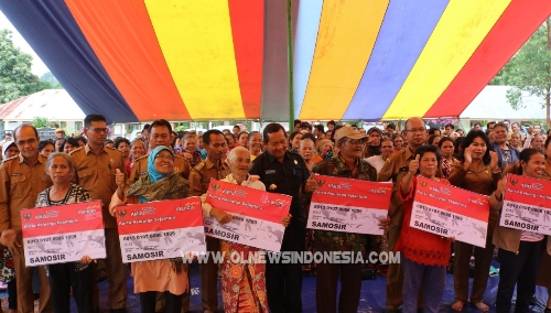 Foto : Bupati Samosir, Drs.Rapidin Simbolon MM (tengah) foto bersama warga penerima bantuan KKS di kecamatan Harian