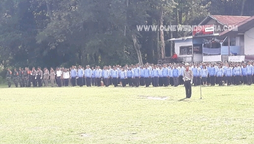 Foto : IPTU. JW Saragih Komandan Upacara hari lahirnya Pancasila di kabupaten Samosir diikuti oleh Forum Komunikasi Pimpinan Daerah (Forkopinda), TNI - POLRI, ASN, serta siswa siswi SD, SMP, dan SMA/SMK.