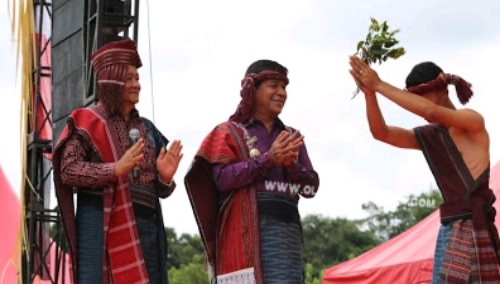 Foto : Bupati dan wakil Bupati Samosir resmi membuka event Festival Gondang Naposo (FSN) tahun 2019 di pantai pasir putih Tandarabun, Jum'at (31/5)