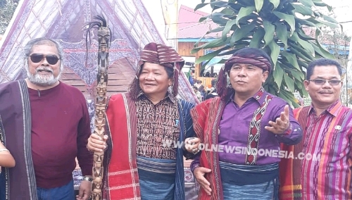 Foto : Bupati, wakil Bupati Samosir, beserta Sekda Samosir dan tamu undangan yang juga aktivis anak indonesia (Aris Merdeka Sirait) foto bersama di rest area FGN 2019