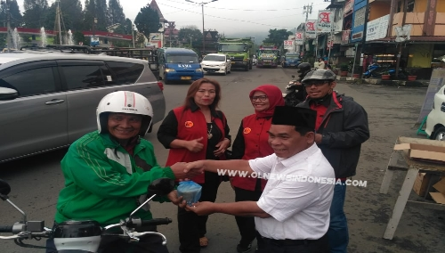 Ket foto : Camat Berastagi Mirton Ketaren S.Sos memberikan bingkisan berbuka puasa kepada salah satu warga yang melintas (Ust. Imran Nasution SPd.I) di tugu Perjuangan Berastagi, Minggu (02/06)2019