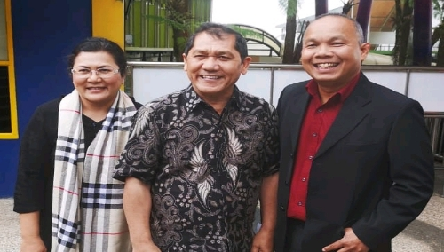 Ket foto  : Bupati Karo Terkelin Brahmana SH didampingi Ny.Sariati Sitompul berfose bersama Kepala operasional Manager Fundland, di lokasi Sabtu (08/06) 2019