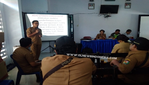 Ket foto : Daut Sembiring, SSTP, MSP Kepala Bagian organisasi Setda Kab. Karo saat memberikan pemaparan di Aula Kantor Camat Tigapanah Kabupaten Karo, Senin (10/06) 2019