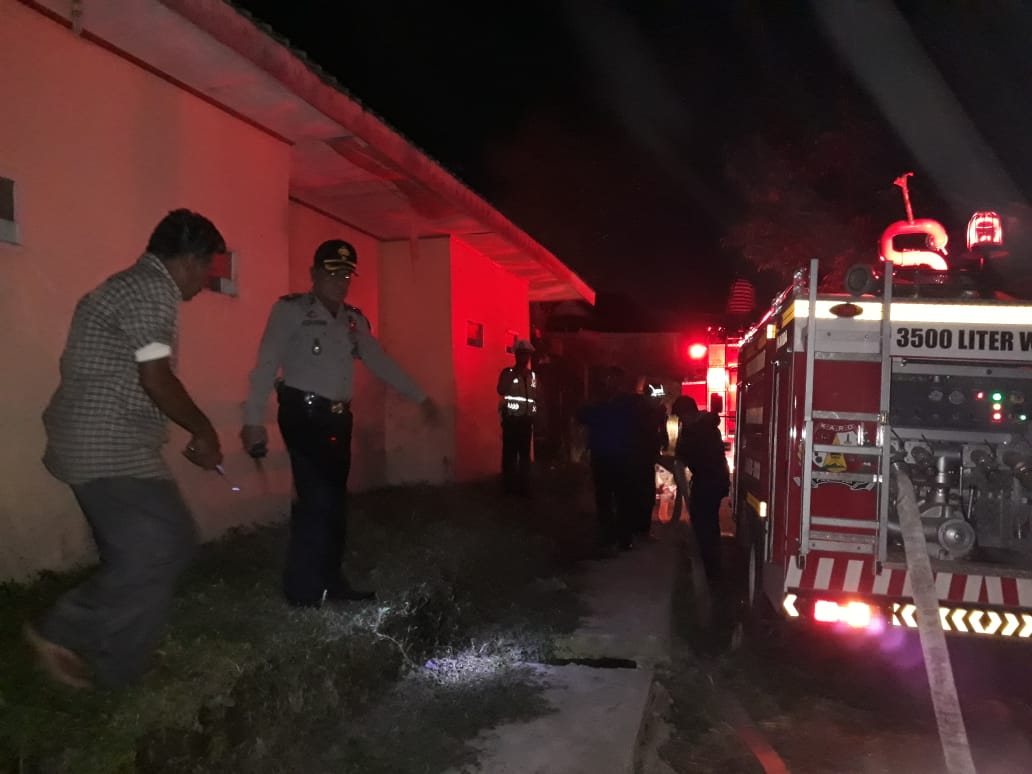 Ket foto  : Kapolsekta Berastagi Kompol Aron TT Siahaan saat terjun memberikan pengamanan dan turut serta memadamkan Api, Minggu (09/06) 2019