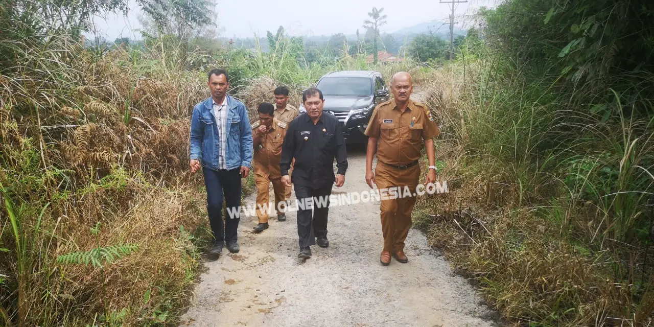 Ket foto : Bupati Karo Terkelin Brahmana SH, Kepala Bappeda Ir Nasib Sianturi Msi, Camat Berastagi Mirton, Perangkat Desa Sempajaya saat turun kelokasi memantau jalur alternatif, di Daerah Sempajaya Peceren Berastagi, Selasa (11/06) 2019