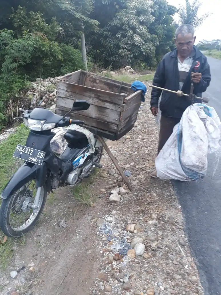 Foto : Mangihut Simamora, warga desa Hasinggahan yang berprofesi sebagai pemulung semenjak tahun 2000, tolak kerusuhan demi kelancaran mencari nafkah untuk keluarga.