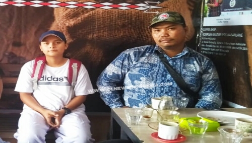 Ket foto  : Salah satu Anggota SatPel  Anak Bangsa Tanah Karo  (baju putih)  bersama Korban Ketua Karang Taruna Desa Bunuraya Baru saat wartawan meminta keterangan nya di  Kabanjahe, Selasa (11/06) 2019