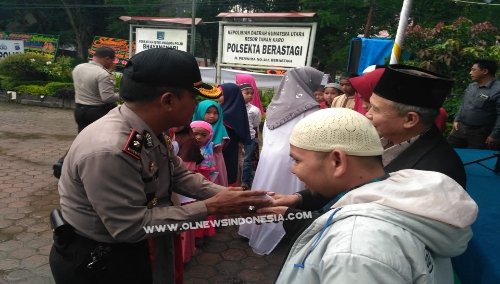 Ket foto : disela sela acara pisah sambut Kapolsekta Berastagi yang lama Kompol Aron TT Siahaan SH memberikan santunan kepada anak Yatim, Rabu (1206) 2019 di Halaman MaPolsekta Berastagi jalan Perwira