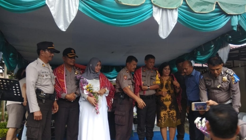 Ket foto : tampak Kapolsekta yang lama dan yang Baru di berikan Cindramata berupa Uis Nipes pakaian khas adat Karo