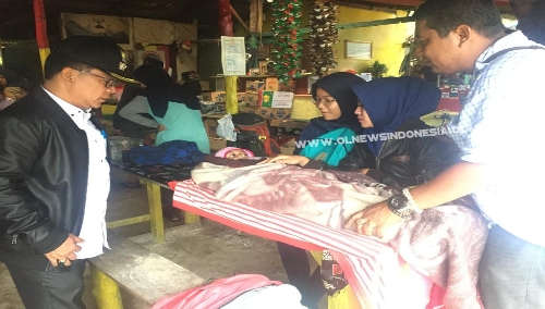 Ket foto : Camat Merdeka Drs. Oberlin Sembiring saat mendampingi para korban terkena sambaran petir, Rabu (12/06) 2019