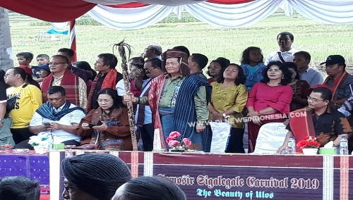 Foto : Bupati Samosir, Drs.Rapidin Simbolon MM (pegang tongkat), disela event Carnaval Sigalegale di desa Garoga kecamatan Simanindo