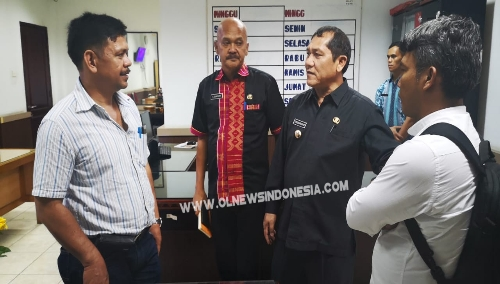 Ket foto  : Bupati Karo Terkelin Brahmana SH didampingi Kepala Bappeda Ir. Nasib Sianturi Msi saat berbincang bincang bersama tokoh masyarakat Medan, Kamis, (13/06) 2019 di ruang staf Kantor Bupati Karo