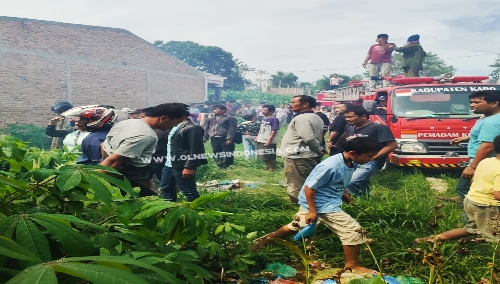 Ket foto  : tampak mobil Damkar di lokasi kebakaran di saksikan warga sekitar, Kamis (13/06) 2019