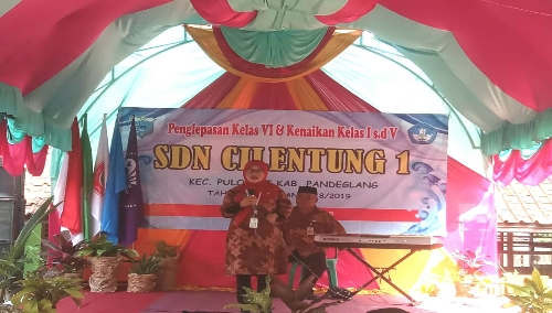 Dari kiri Asnawati S.Pd Kepala Sekplah Cilentung 1 kecamatan Pulosari.