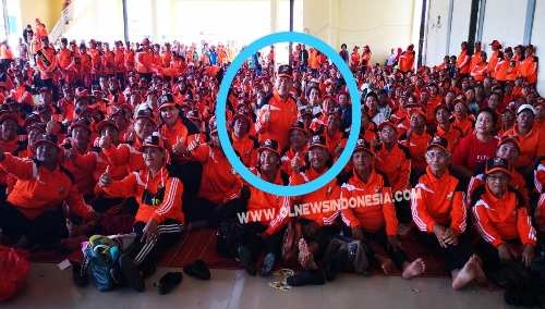 Ket foto  : Tampak Bupati Karo  di kepung oleh ribuan para Lansia  saat menghadiri perlombaan senam Lansia di Jambur (Aula) Ndokum Siroga Kec Simpang Empat Kabupaten Karo, Jumat (14/06) 2019