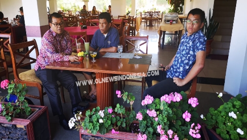 Ket foto : General Manager Hotel Sinabung Hills (kiri baju batik) saat menjamu Awak Media di Ruang Restoran Minggu (16/06) 2019