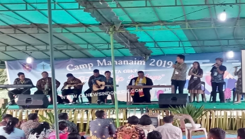 Ket foto  :  tampak Pendeta Masada Sinukaban MSi saat membawa acara Kebaktian Penutup, Minggu  di Sibolangit ( 16/06) 2019