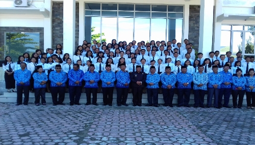 Foto : 250 CPNS di Pemkab Samosir, Foto bersama Bupati Samosir di Kantor Bupati Samosir, Jalan Rianiate kecamatan Pangururan, Senin (17/6)