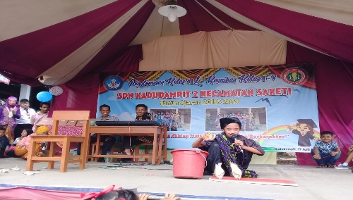 Foto : Para siswa Kadudampit 6 tampak membawakan drama kebudayaan di atas pentas dengan judul Kabayan.