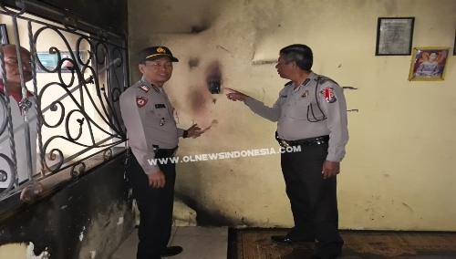 Ket foto : Kapolsekta Berastagi AKP Pawang Ternalem Sembiring saat di lokasi kejadian Kebakaran, di gang Serasi Berastagi, Selasa (10/06) 2019