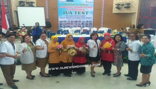 Ket foto : Kadis Kesehatan Kab. Karo dan Kepala Puskesmas Berastagi berfose bersama Ketua Pokja tim Penggerak PKK pusat Drg. Laksmi W. di gedung Kesenian Berastagi, Selasa (18/06) 2019