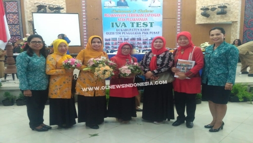 Ket foto : Kadis Kesehatan Kab. Karo dan Kepala Puskesmas Berastagi berfose bersama Ketua Pokja tim Penggerak PKK pusat Drg. Laksmi W. di gedung Kesenian Berastagi, Selasa (18/06) 2019