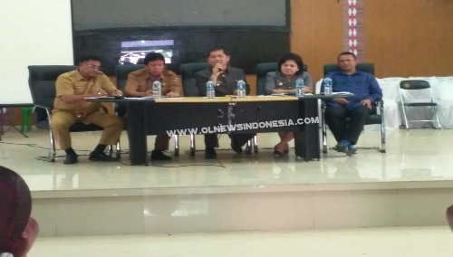 Ket foto  : Bupati Karo Terkelin Brahmana (tengah) saat memberikan kata sambutan nya dalam rapat panitia Festival dan Buah Di Aula Gedung Kesenian Berastagi, Selasa (18/06) 2019