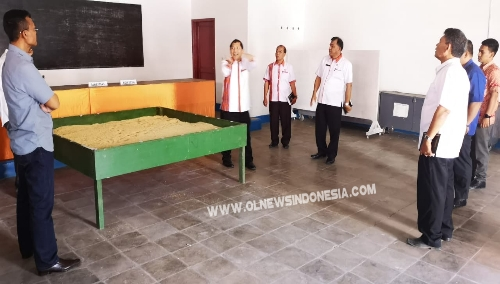 Ket foto  : Bupati Karo Terkelin Brahmana SH saat mengecek persiapan Kantor BNPB bekas kantor Pengairan Provsu Di Kabanjahe, Rabu (19/06) 2019