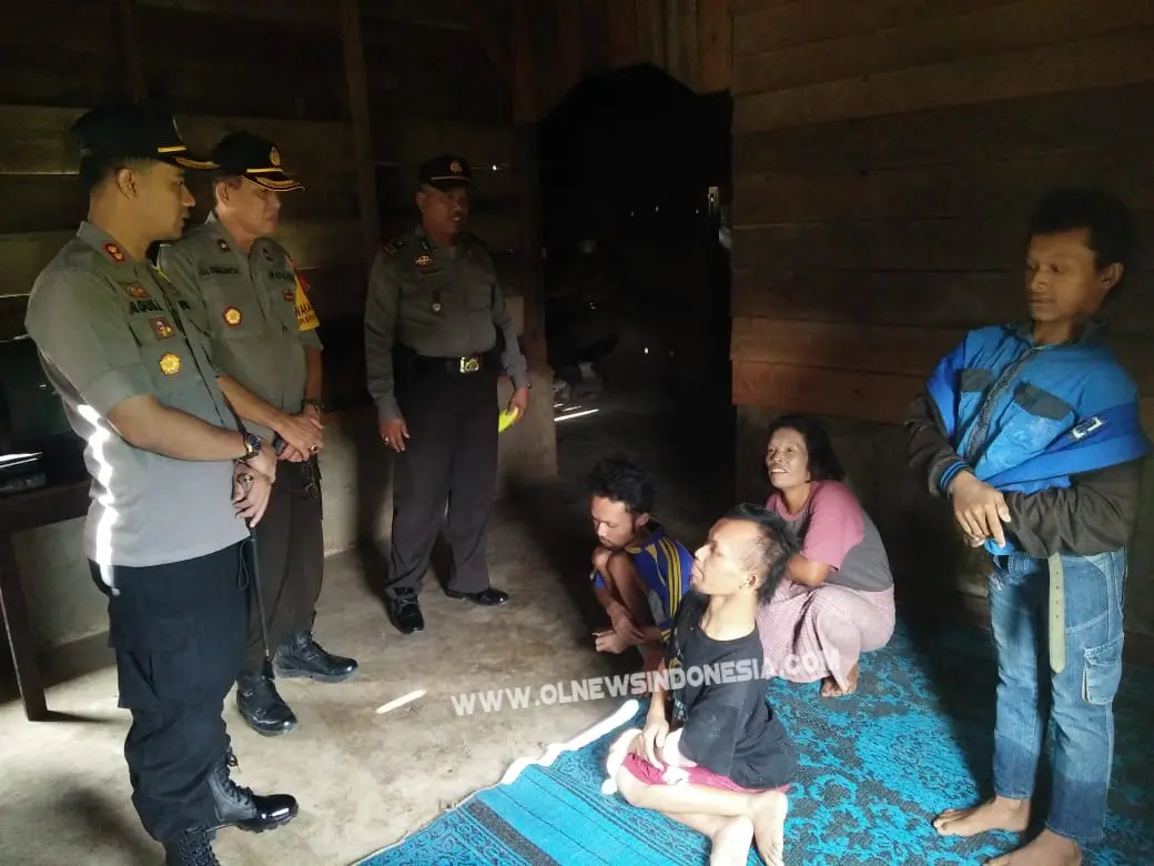 Foto : Kapolres Samosir AKBP.Agus Darojad S.I.K, M.H, didampingi wakapolres Samosir Kompol.CH Simanjuntak (tengah) dan Kapolsek Pangururan AKP.Kondar Simanjuntak, di rumah Keluarga Limbong yang menderita penyakit Folio di Desa Sabungan Nihuta, Rabu (19/6)