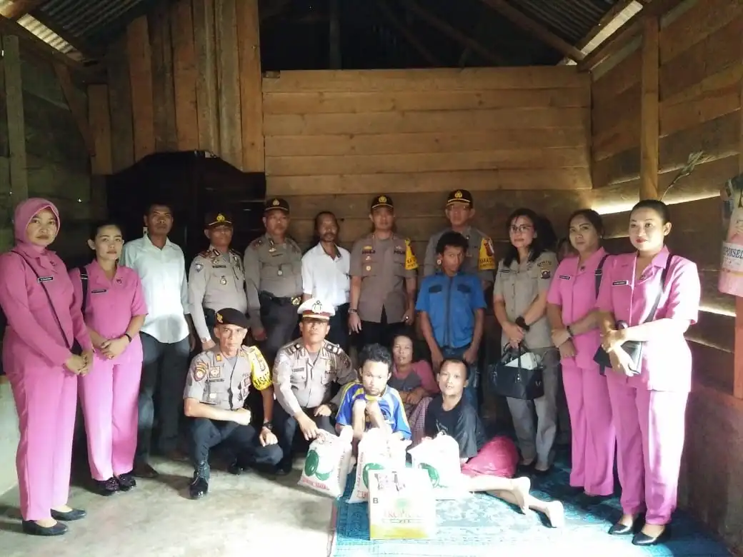 Foto : Kapolres Smaosir AKBP.Agus Darojad, S.I.K, M.H bersama rombongan foto bersama keluarga Limbong yang penderita penyakit Folio, Rabu (19/6)