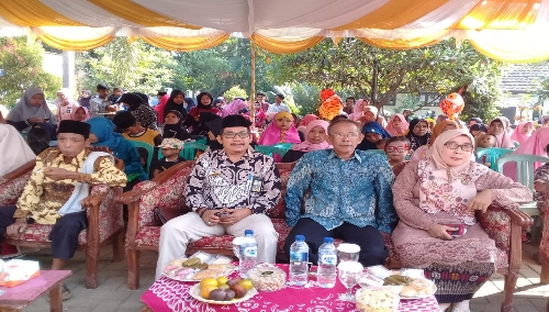 Ket. Poto dari kiri  kepala Sekolah DAHU 2 EET HAYATI S.Pd PENGAWAS TK/ SD Haris Bariswara dan Korwil DISDIK Kec.Cikedal Ade Gozali