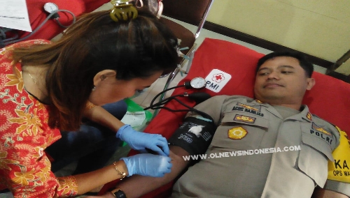 Foto : Kapolres Samosir AKBP.Agus Darojad S.I.K, M.H disela aksi donor darah dalam menyambut HUT Bhayangkara ke-73 Tanggal 1 Juli 2019 mendatang.