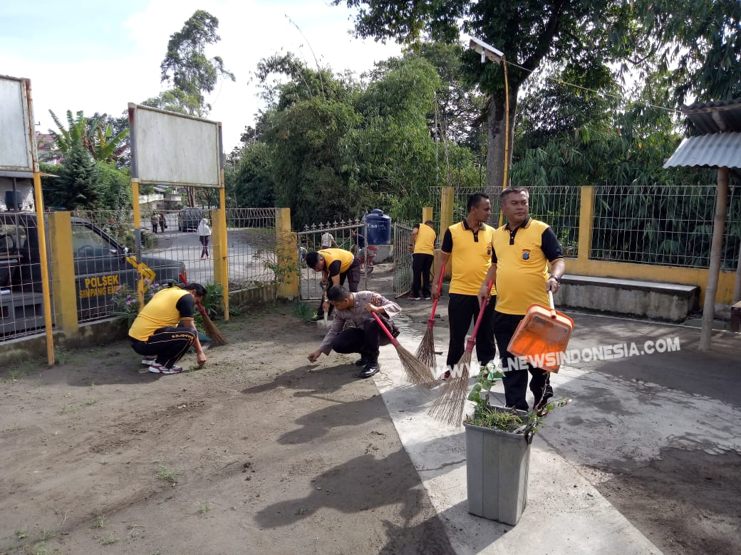 Ket foto  :  tampak Polsek Simpang Empat saat gotong royong di area Masjid Al -  Ikhlas desa Suka Ndebi Jumat (21/06) 2019