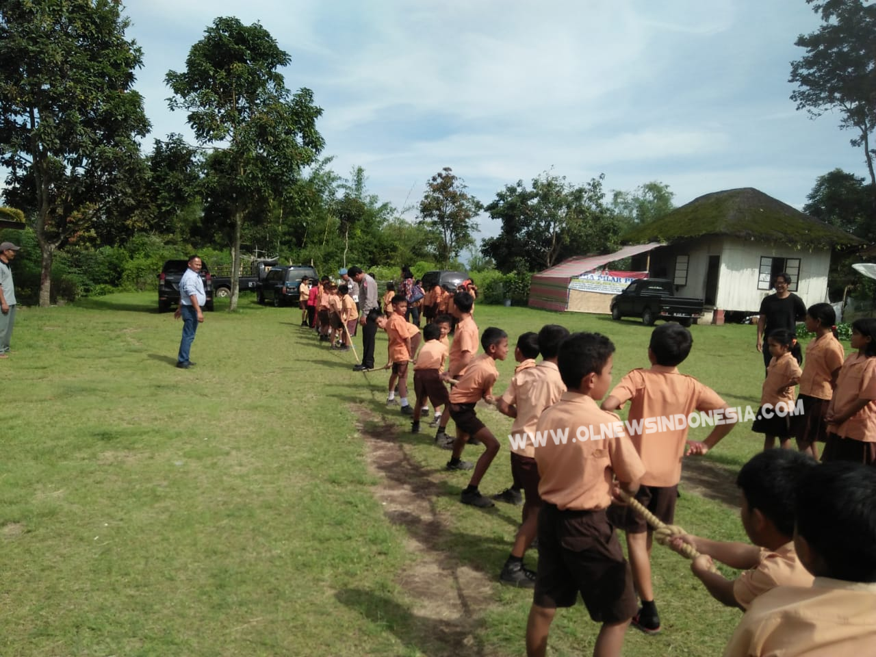 Ket foto  : SD Negeri 040526 Desa Barus Jahe mengikuti lomba tarik Tambang yang di gelar oleh Polsek Barusjahe Kabupaten Karo, Jumat (21/06) 2019