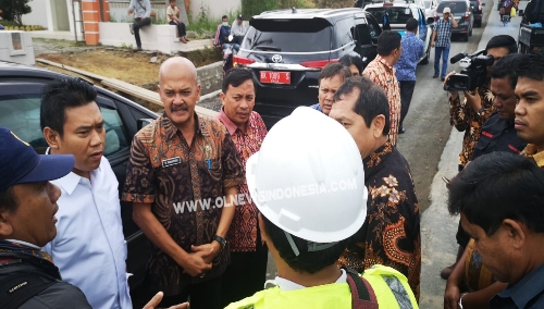 Ket foto : Rombongan komisi D DPRD Provsu didampingi Bupati Karo Terkelin Brahmana dan  sejumlah OPD Pemkab Karo, melakukan peninjauan kelapangan  pelebaran jalan di Desa Sumbul Kec. Kabanjahe, Jumat (21/06) 2019