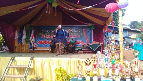 Kepala Sekolah SDN Banyumas 4 Kecamatan Bojong Hj.Uum saaat memberikan sambutan dalam acara kenaikan kelas