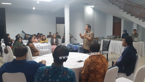 Ket foto  : Bupati Karo Terkelin Brahmana SH saat memberikan sambutan dan berbagi pengalaman kepada para Pendeta di acara Servant Leader di Rumah Dinas Bupati Karo Kabanjahe, Jumat malam (21/06) 2019