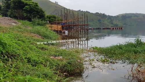 Ket foto : Bangunan liar di bibir pantai Danau Toba Desa Tongging Kecamatan Merek yang sedang dalam pengerjaan. (Istimewa)